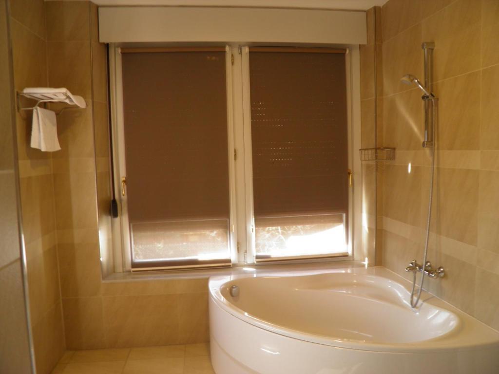 אמוריו Hotel Restaurante Aldama מראה חיצוני תמונה